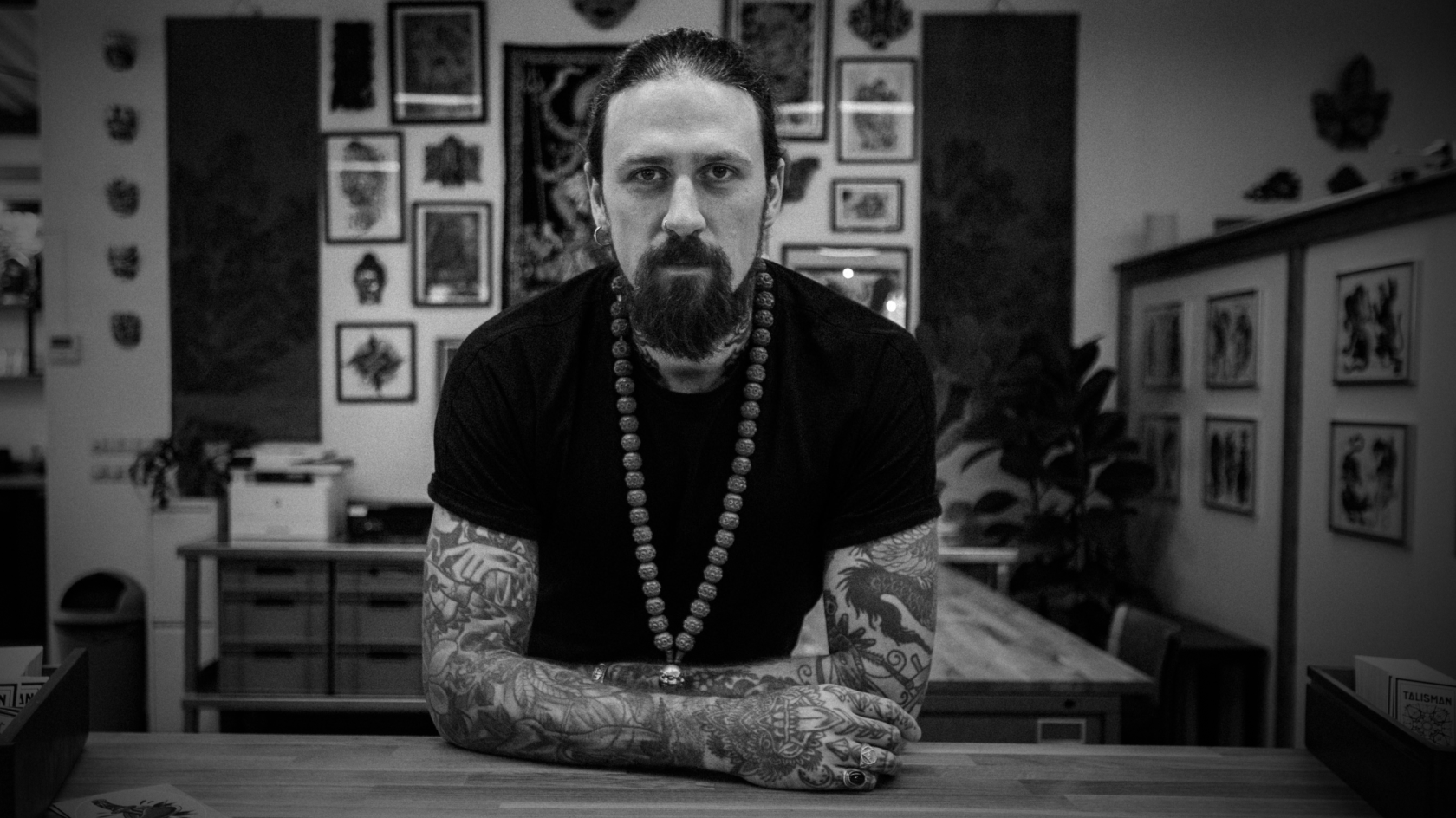 Tattoo Artist Chris - Protraitaufnahme an der Eingangstheke des Tattoo Studios