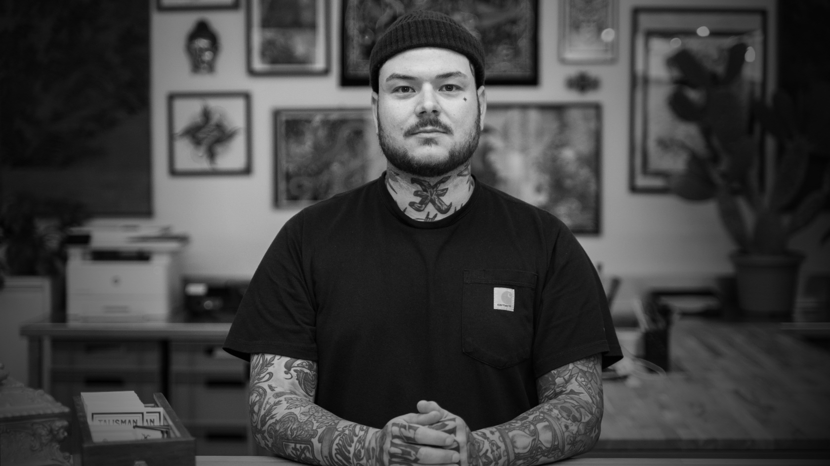 Tattoo Artist Chris - Protraitaufnahme an der Eingangstheke des Tattoo Studios