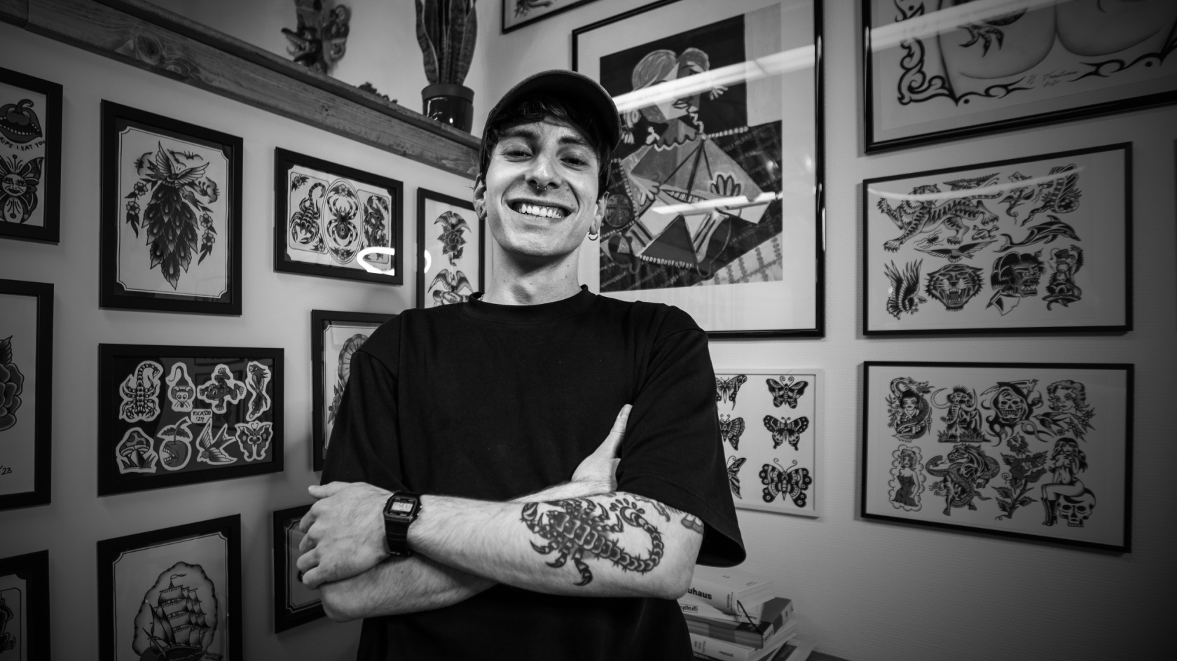 Tattoo Artist Chris - Protraitaufnahme an der Eingangstheke des Tattoo Studios